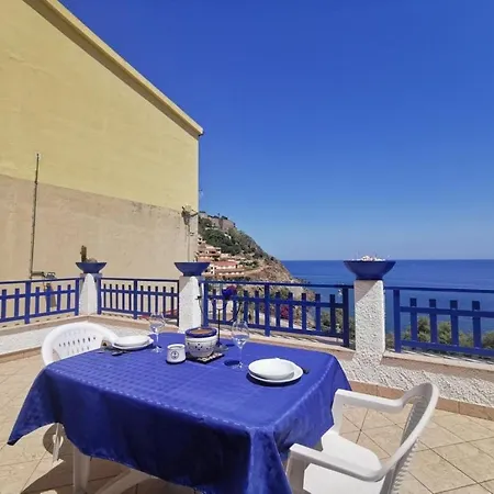 Penthouse With Wonderful Panoramic View アパート カステルサルド
